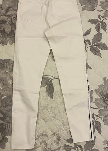 Yanları Çizgili Beyaz Midi Kot Pantolon - Görsel 2