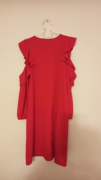 m Beden kırmızı Renk Omuzları fırfırlı ve açık uzun kollu elbise