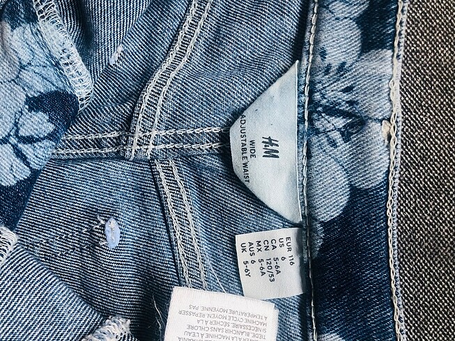 6 Yaş Beden mavi Renk 6 yaş H&M çiçekli kot pantolon