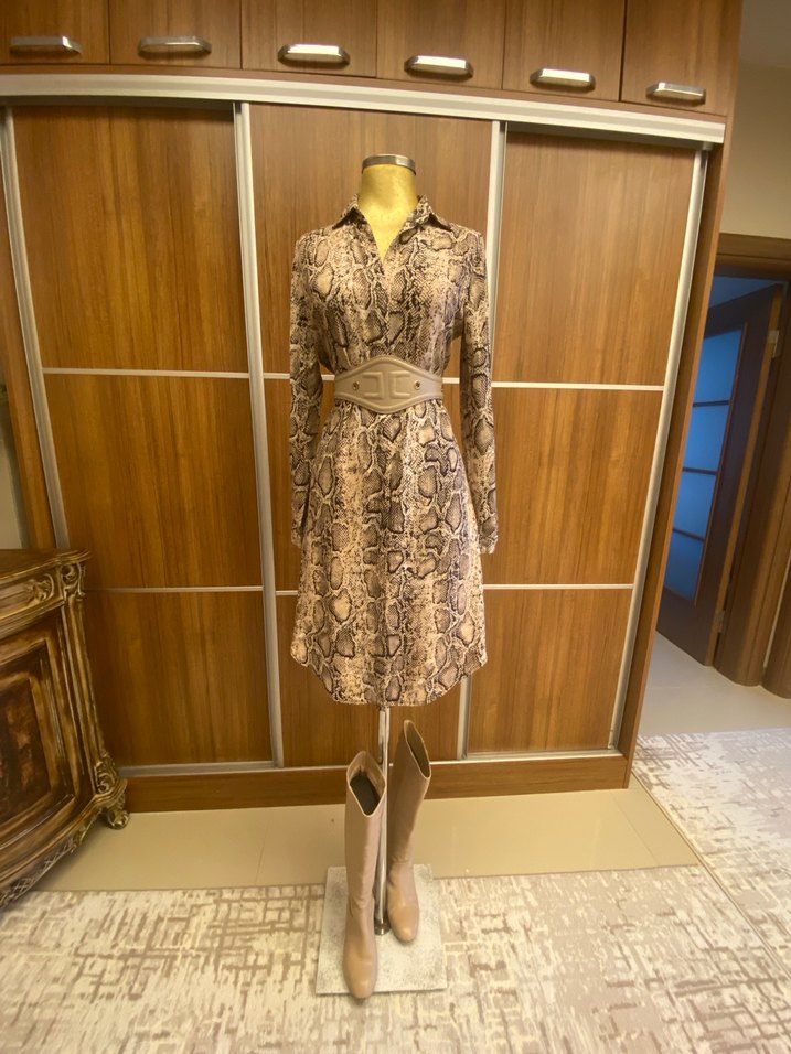 Uzun Kol Yılan Desenli Kahverengi Elbise - Görsel 3