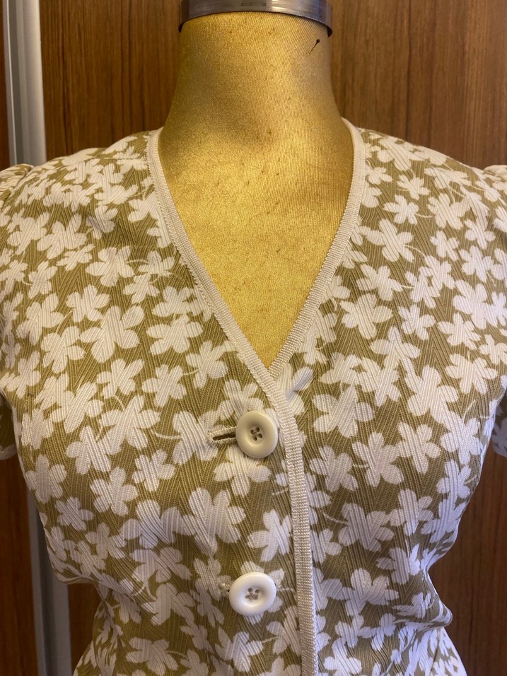 V yaka bej vintage kısa kollu gömlek - Görsel 4