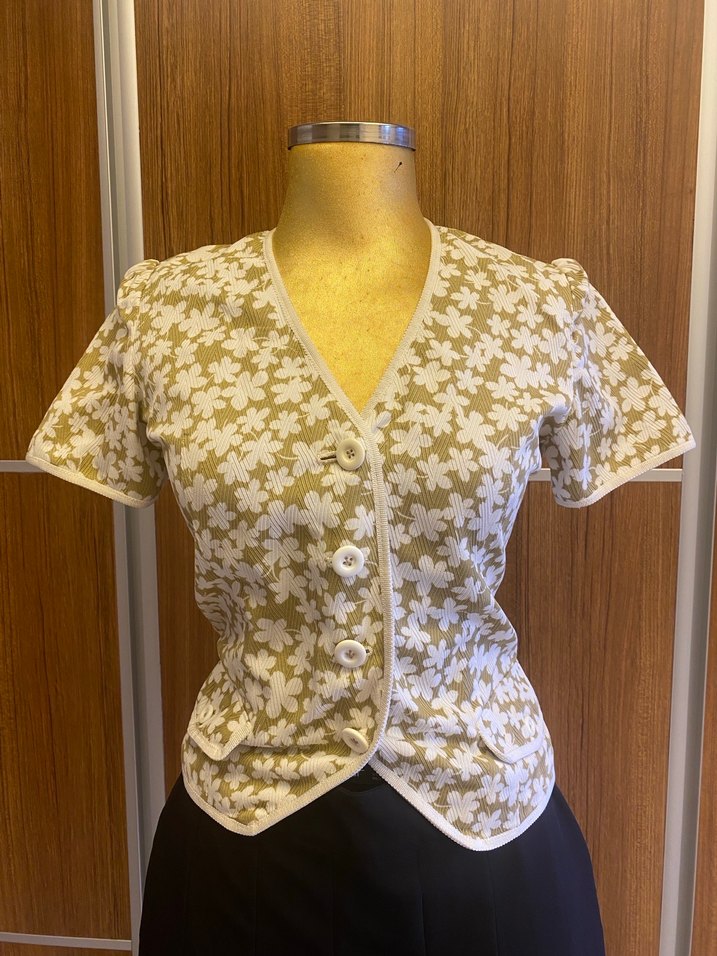 V yaka bej vintage kısa kollu gömlek - Görsel 2