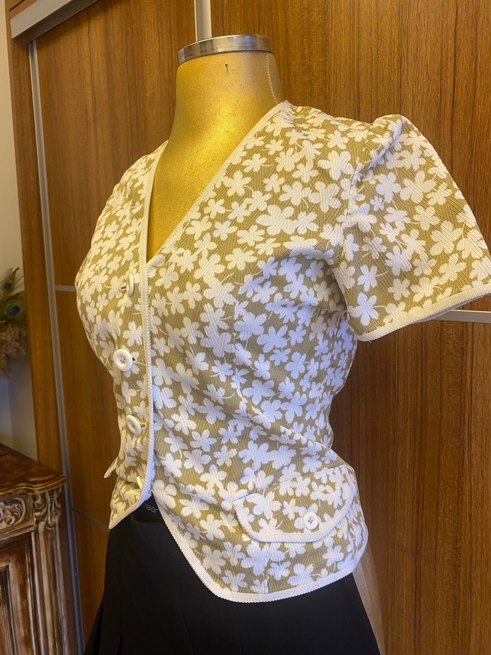 V yaka bej vintage kısa kollu gömlek - Görsel 3