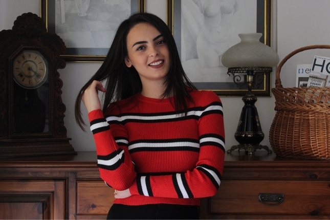 Kırmızı çizgili kazak