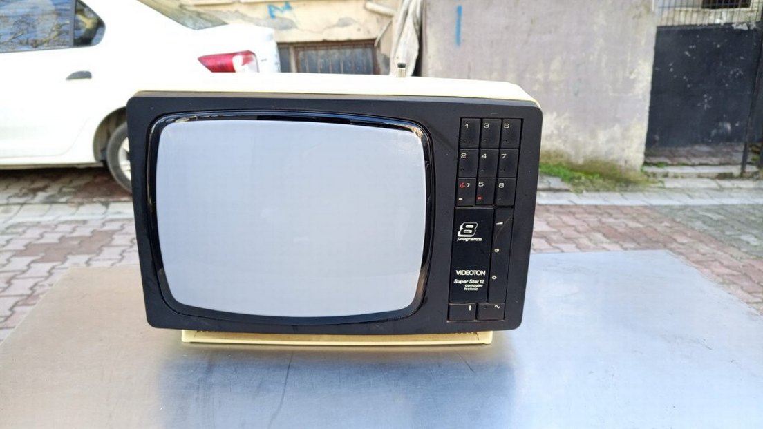 Sarı Renk Retro Televizyon Monitörü - Görsel 2