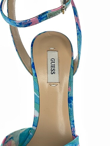 38 Beden çeşitli Renk Guess Platform %70 İndirimli.