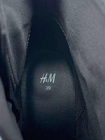 39 Beden siyah Renk H&M Bot %70 İndirimli.