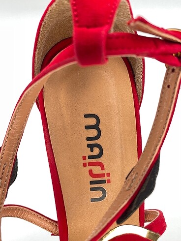 39 Beden kırmızı Renk Marjin Stiletto %70 İndirimli.