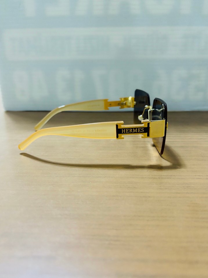 Minimalist Şeffaf Altın Kadın Güneş Gözlüğü - Görsel 2