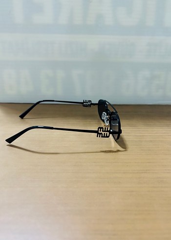 Siyah Minimalist Kadın Güneş Gözlüğü - Görsel 2
