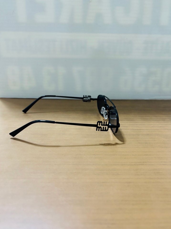 Siyah Minimalist Kadın Güneş Gözlüğü - Görsel 2