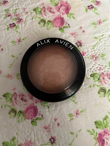 ALIX AVIEN HIGHLIGHTER
