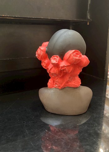 Kırmızı Detaylı Siyah Figürin - Görsel 3