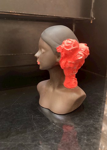 Kırmızı Detaylı Siyah Figürin - Görsel 2