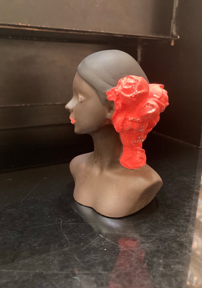 Kırmızı Detaylı Siyah Figürin - Görsel 2