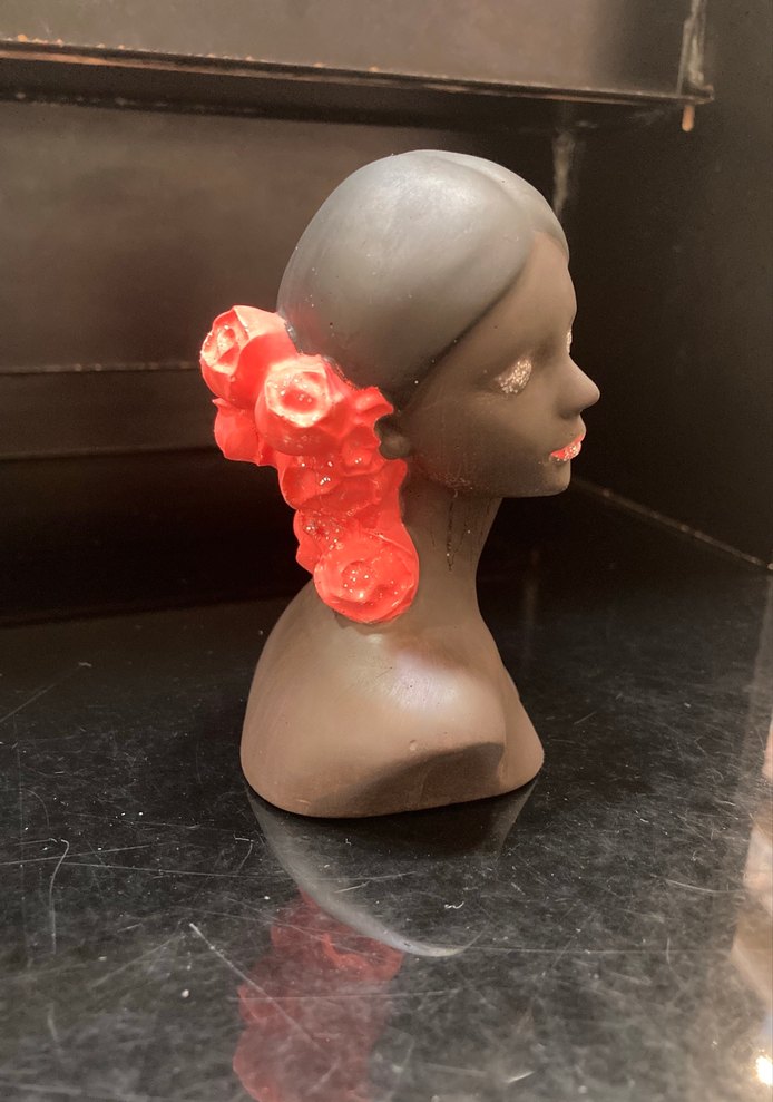 Kırmızı Detaylı Siyah Figürin - Görsel 4