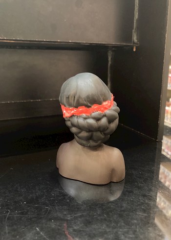 Kırmızı Göz Bandı Detaylı Koyu Figürin - Görsel 2