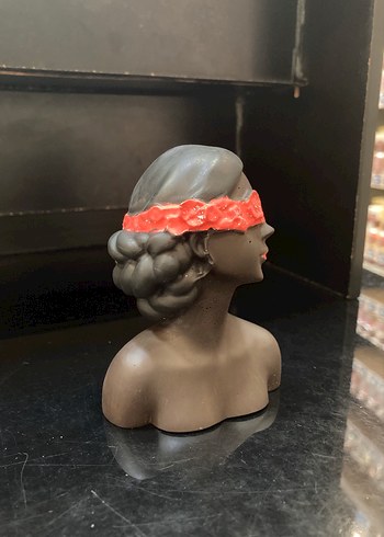 Kırmızı Göz Bandı Detaylı Koyu Figürin - Görsel 3