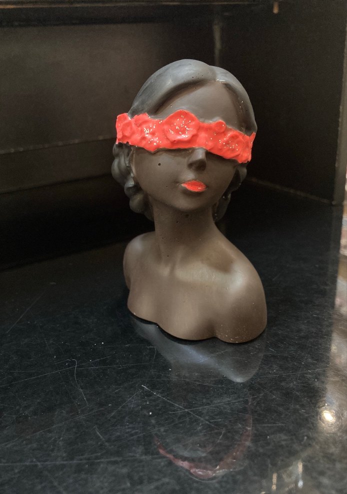 Kırmızı Göz Bandı Detaylı Koyu Figürin - Görsel 4