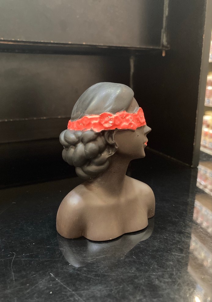 Kırmızı Göz Bandı Detaylı Koyu Figürin - Görsel 3