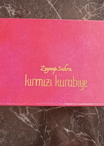 Zeynep Sahra - Kırmızı Kurabiye Roman