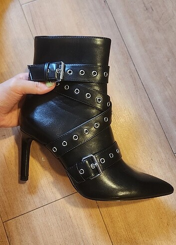 37 Beden Bershka siyah topuklu bot