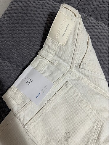32 Beden beyaz Renk Bershka