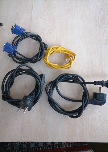 Sarı Ethernet Kablosu ve Diğer Kablolar