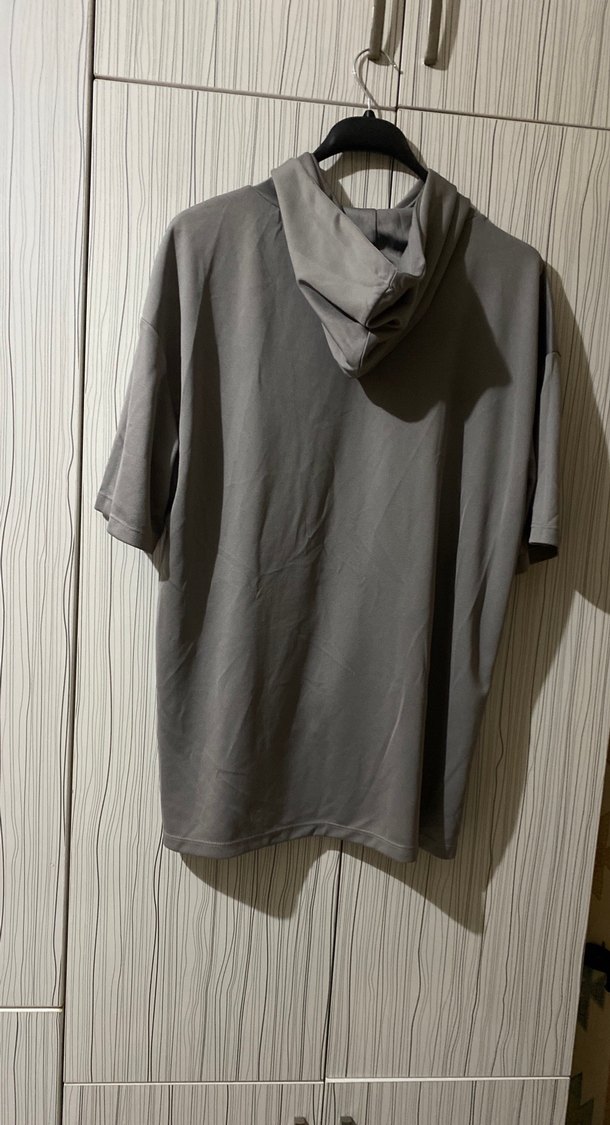 Gri Kısa Kollu Yüksek Yakalı erkek ve bayan kullanacağTişört - Görsel 2