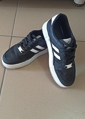 Siyah Beyaz Spor ayakkabı 