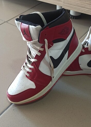 Kırmızı beyaz spor ayakkabı 