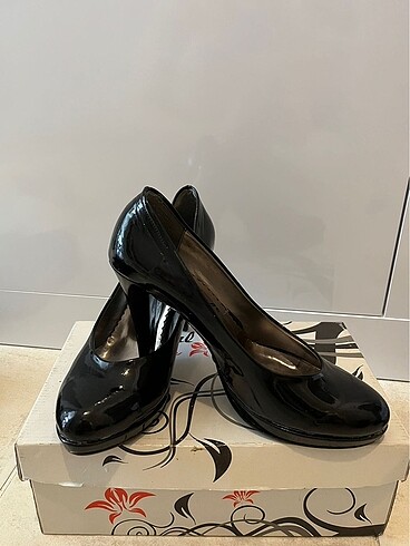 Siyah Rugan Topuklu Ayakkabı