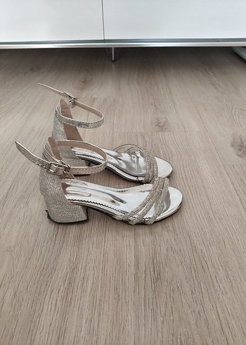 Gri Parlak Metal Tokalı Dolgu Topuklu Abiye Ayakkabı - Görsel 3