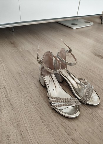 Gri Parlak Metal Tokalı Dolgu Topuklu Abiye Ayakkabı - Görsel 2