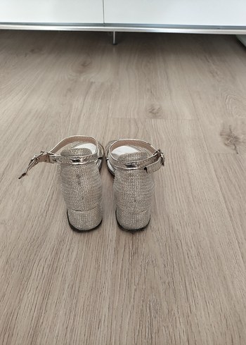 Gri Parlak Metal Tokalı Dolgu Topuklu Abiye Ayakkabı - Görsel 4