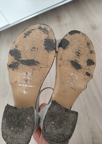 Gri Parlak Metal Tokalı Dolgu Topuklu Abiye Ayakkabı - Görsel 5