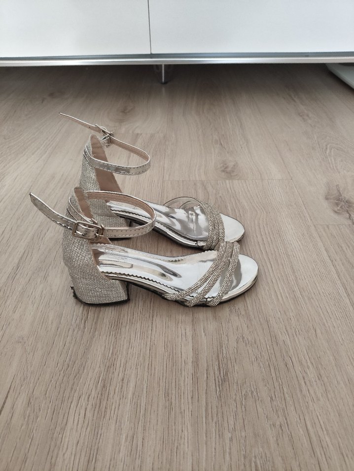 Gri Parlak Metal Tokalı Dolgu Topuklu Abiye Ayakkabı - Görsel 3