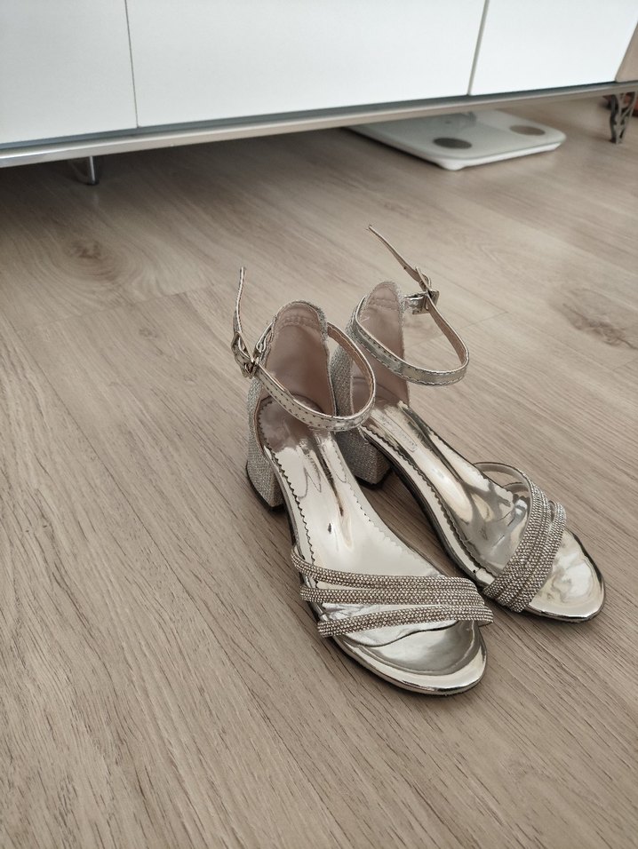 Gri Parlak Metal Tokalı Dolgu Topuklu Abiye Ayakkabı - Görsel 2