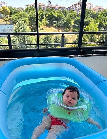 Bebek havuz ve boyun simiti