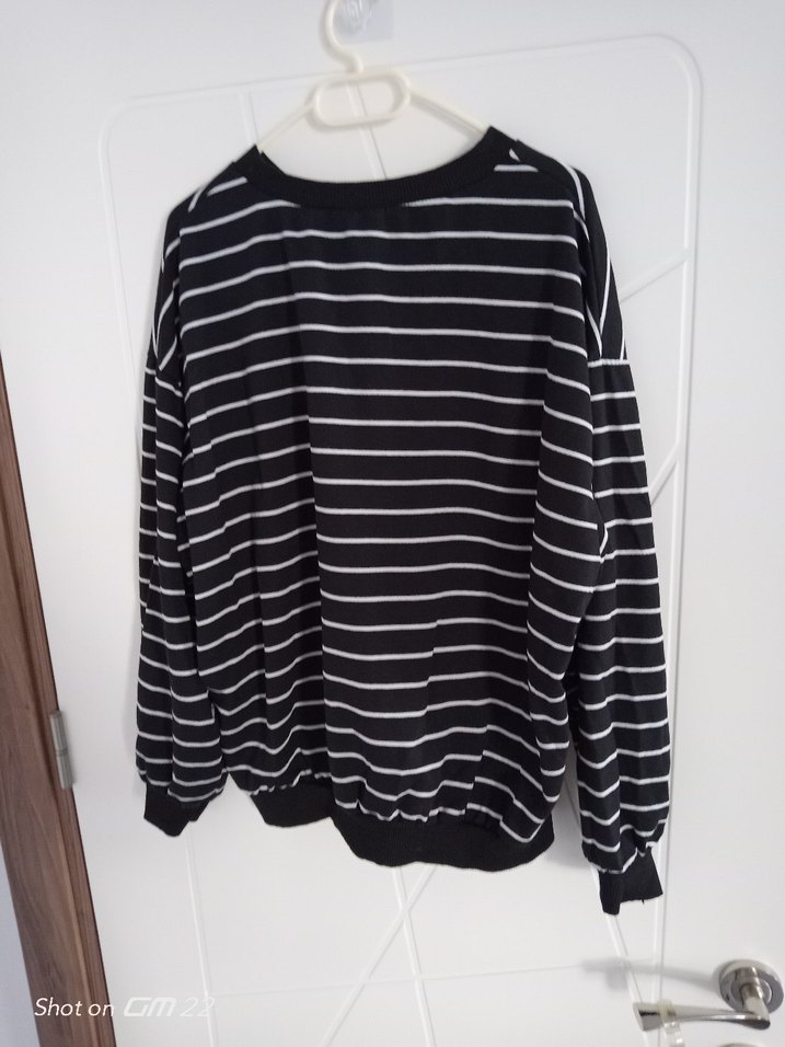 Siyah Beyaz Çizgili Piliseli Kadın Kazak - Görsel 3