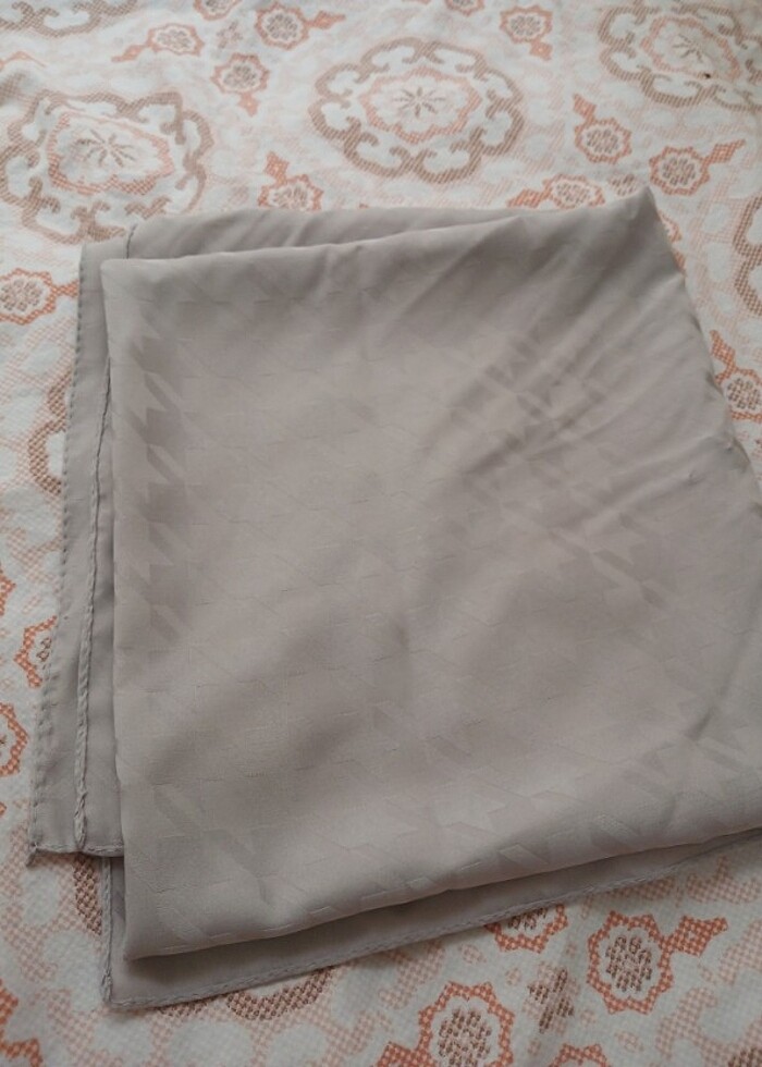 Gümüş rengi jakarli eşarp - Görsel 4