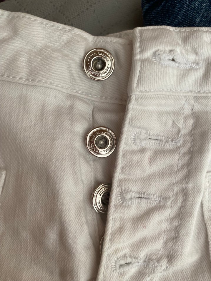 Düğmeli Beyaz Midi Kadın Şort - Görsel 2