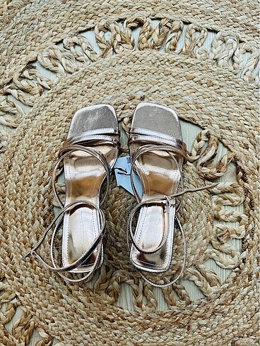 Bershka Rose renk sıfır topuklu sandalet