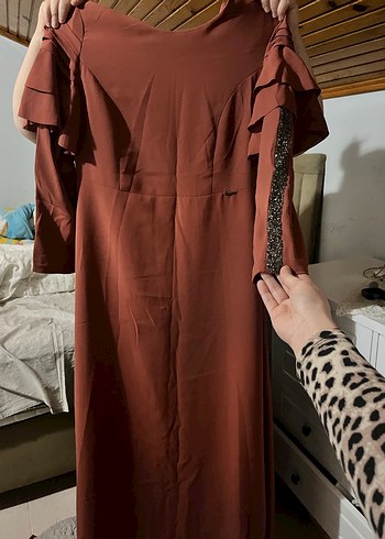 Uzun Kahverengi Fırfırlı Kadın Elbise - Görsel 6