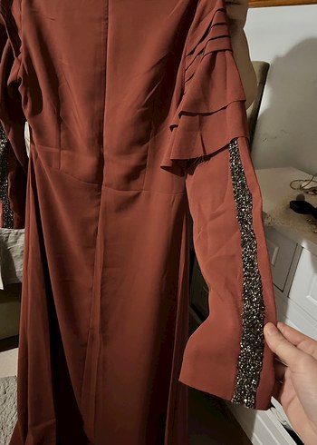 Uzun Kahverengi Fırfırlı Kadın Elbise - Görsel 3