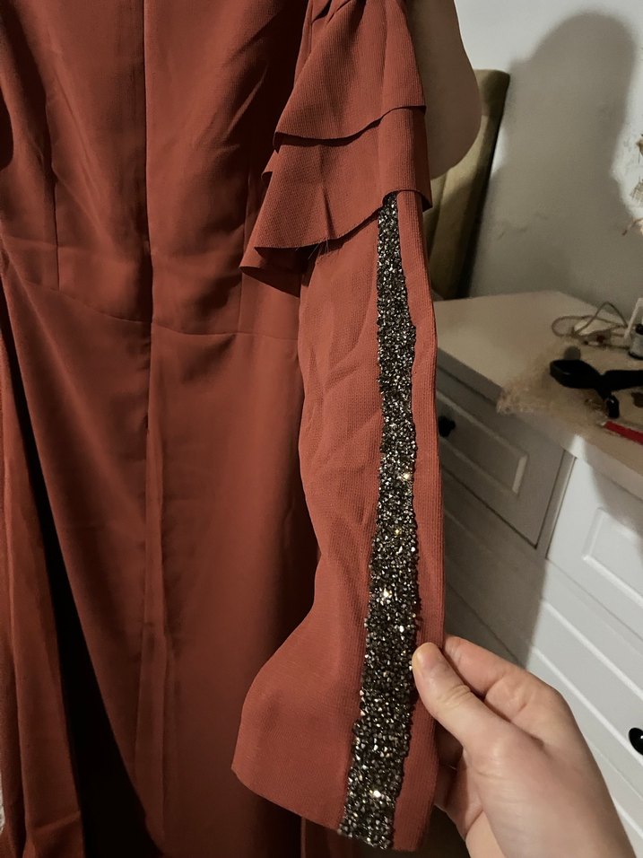 Uzun Kahverengi Fırfırlı Kadın Elbise - Görsel 4