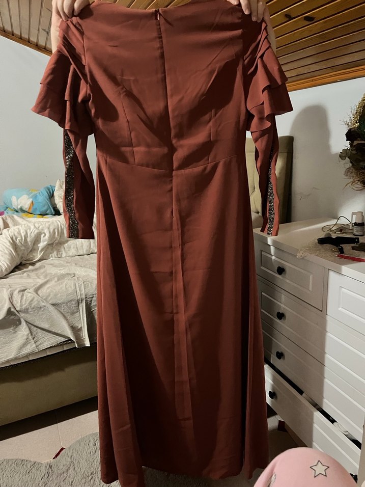 Uzun Kahverengi Fırfırlı Kadın Elbise - Görsel 5