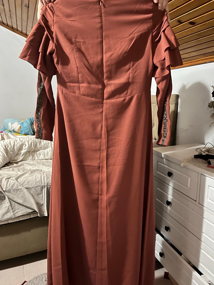 Uzun Kahverengi Fırfırlı Kadın Elbise - Görsel 2