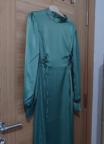 saten belden bağlamalı tesettür elbise