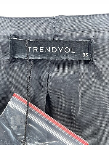 36 Beden siyah Renk Trendyol & Milla Blazer %70 İndirimli.
